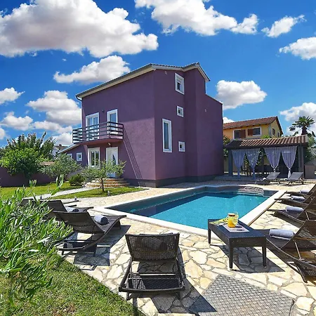 With Pool In Porec-istrien 44323