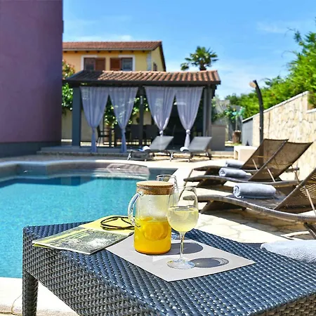 Villa With Pool In Porec-istrien 44323