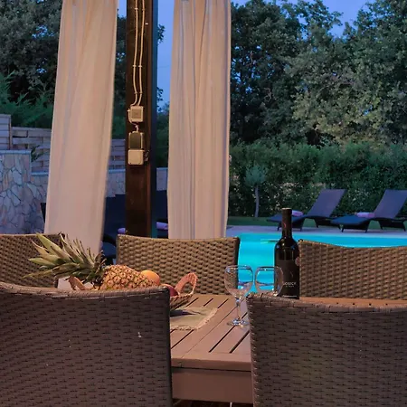With Pool In Porec-istrien 44323