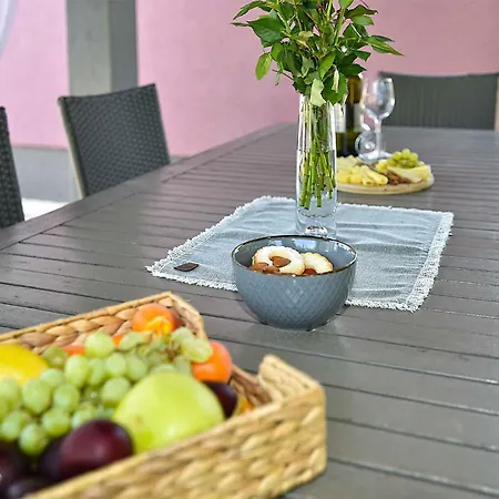 With Pool In Porec-istrien 44323