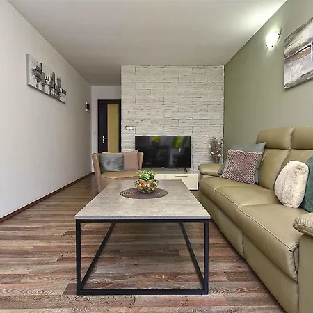 Villa With Pool In Porec-istrien 44323
