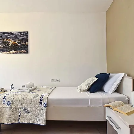 With Pool In Porec-istrien 44323