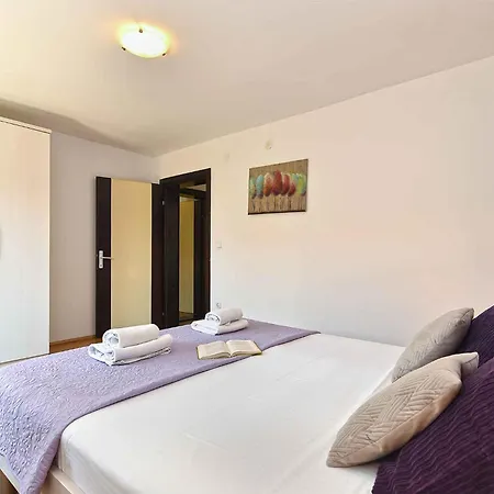 With Pool In Porec-istrien 44323 Villa